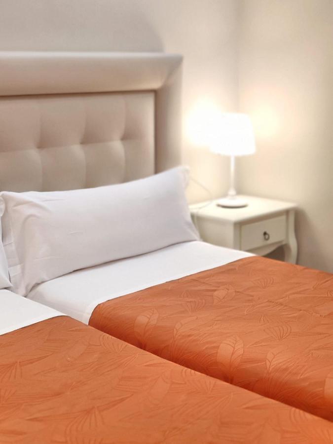 Hostal Orleans Барселона Экстерьер фото