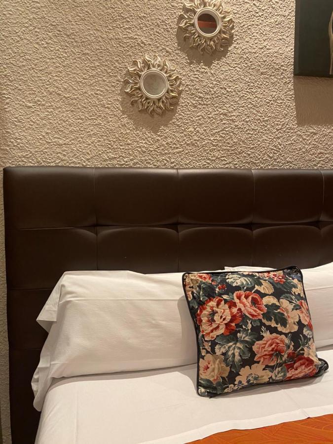 Hostal Orleans Барселона Экстерьер фото