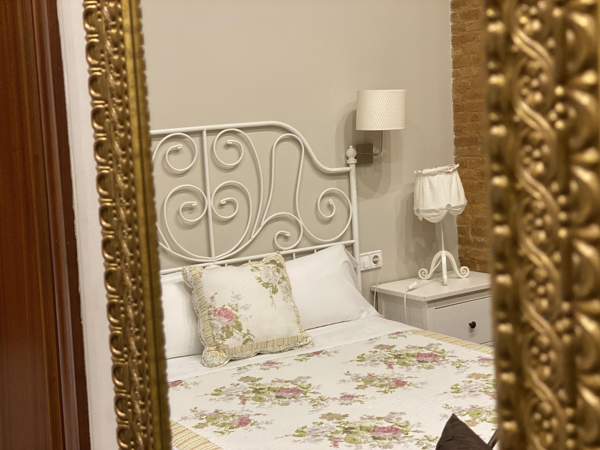 Hostal Orleans Барселона Экстерьер фото