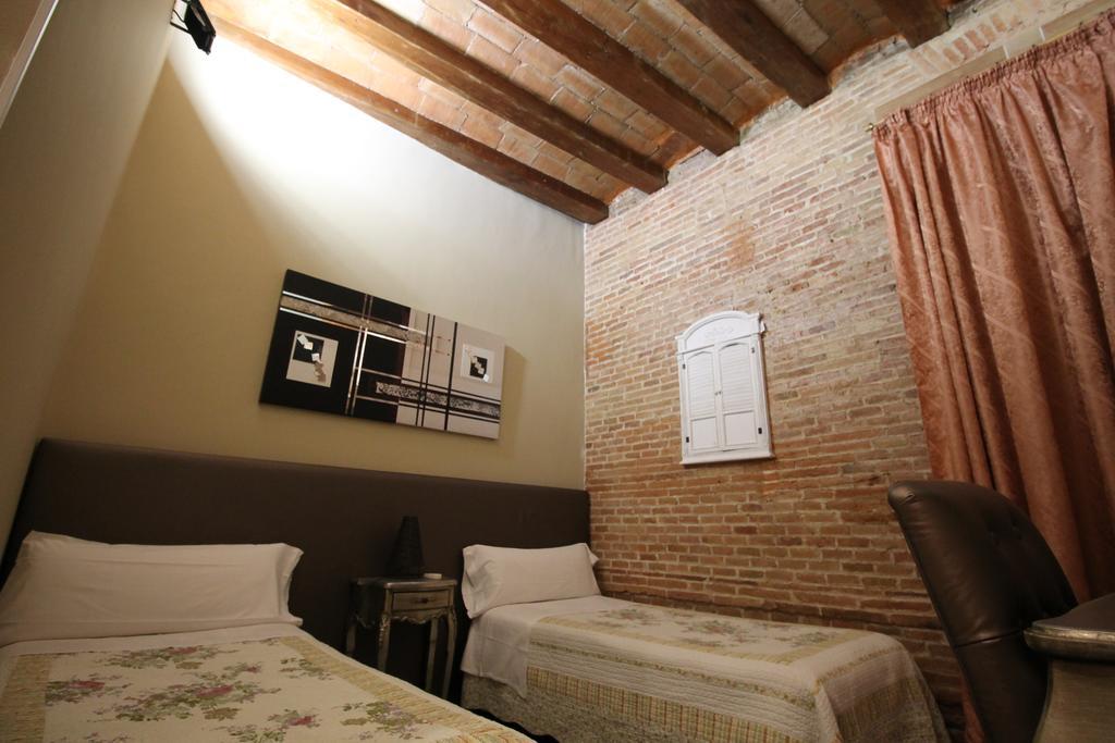 Hostal Orleans Барселона Экстерьер фото